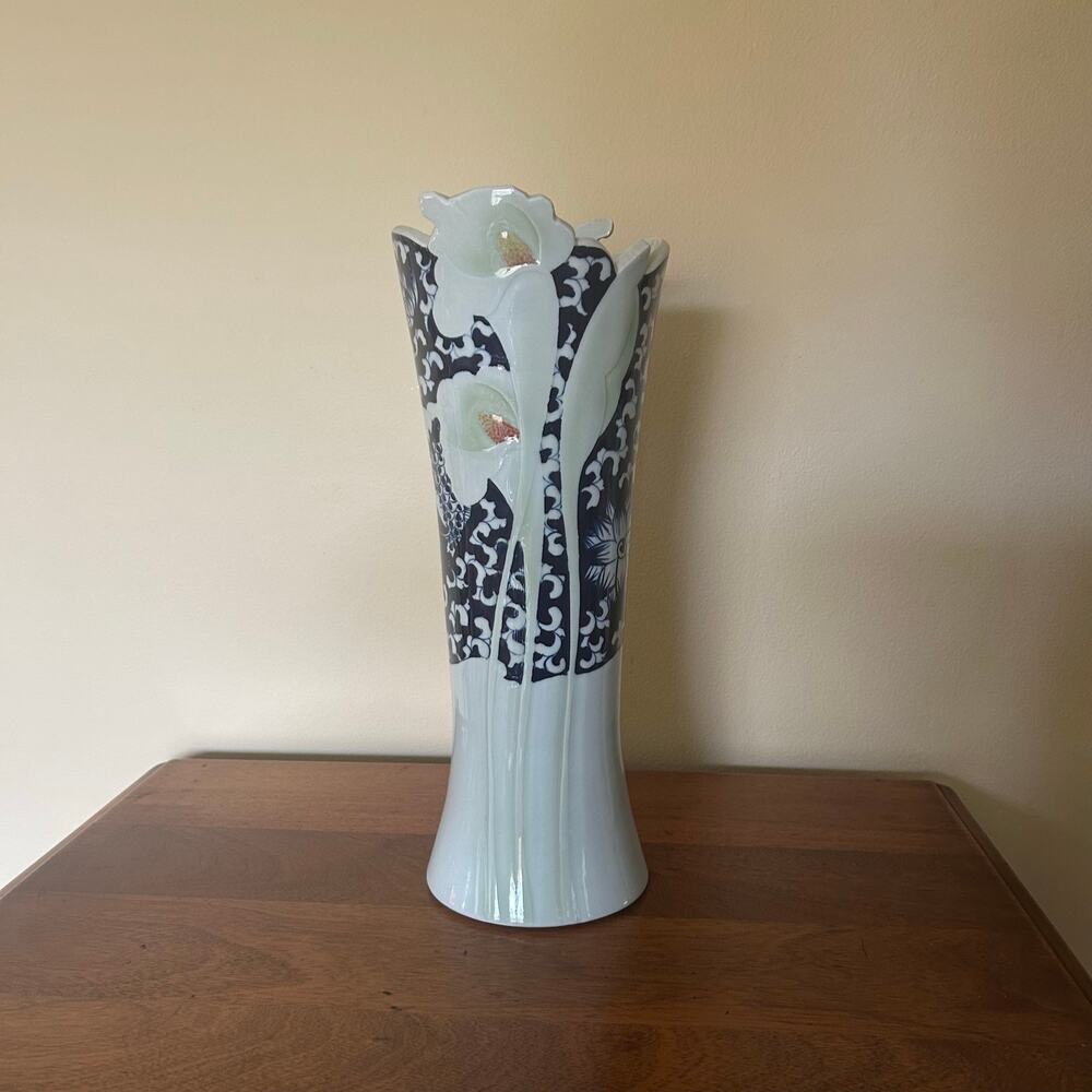 Vtg. Vase-Porcelain with Scalloped Rim Trumpet Calla Lilies